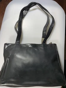 NYC by Perlina Schultertasche schwarz mit silberfarbenen Beschlägen Kunstleder Medium - Bild 1 von 7