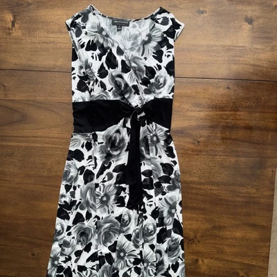 Vestido Connected Apparel blanco y negro sin mangas envolvente sintético cuello en V lazo trasero 16 Foto 1 de 4