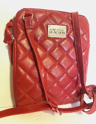 Bolso de hombro bandolera delgado de cuero sintético acolchado rojo Reaction KENNETH COLE Foto 1 de 4