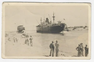 ALTES FOTO EINES SCHIFFES (nicht identifiziert) um die Zeit des 11.WK gestrandet? - Bild 1 von 1