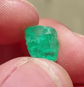 GLOWING EMERALD DOUBLE TERMINATED FROM MUZO MINE, COLOMBIA - Picture 1 of 15
