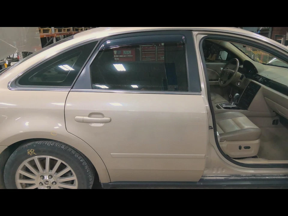 Used Rear Right Door Assembly Rear Side fits: 2005 Mercury Montego electric tint Foto 1 de 4