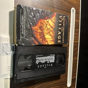 M. Night Shyamalan's The Village (2004, VHS) Scifi  Horror  - Picture 1 of 2