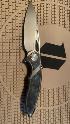 Navaja de Bolsillo Rike 1902S Framelock Azul Fibra de Carbono Plegable M390 Titanio Foto 1 de 4