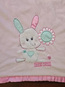 Baby Baby Pink Rabbit Blanket Wrap Cot Throw Satin Trim Fleece Backing Sleep - Foto 1 di 3