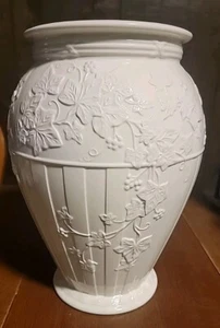 Wedgwood 'Classic Garden' Pattern Fine Earthenware with Trailing Ivy 12.5" Vase - Picture 1 of 5