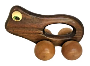 Massaggiatore manuale in legno a forma di rana occhi verdi vintage - Foto 1 di 4