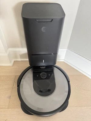 iRobot Roomba i8 Black Robot Vacuum and automatic Dirt Disposal - Image 1 of 2