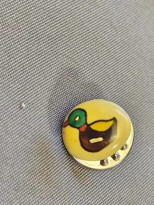 Круглая желтая заколка на лацкан кряквы утки водоплавающей птицы застежка сзади для охоты - Изображение 1 из 3