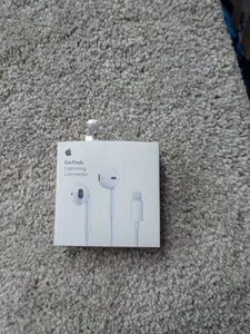 Apple EarPods Headphones Lightning Connector New Sealed Model A1748 iPhone iPad - Picture 1 of 5