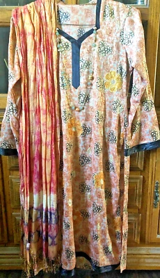 Talla: Mediana. Melocotón y negro del sudeste asiático Shalwar Kammez Foto 1 de 3