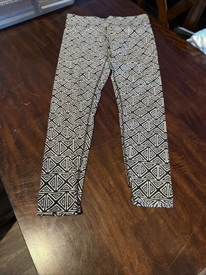 Legging Victorias Secret ROSA Talla M Ultimate Yoga - Triángulo azteca blanco/negro Foto 1 de 4