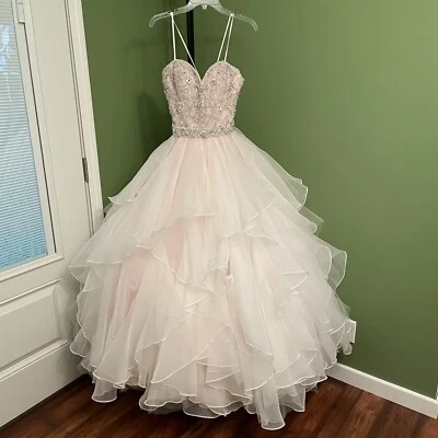 Precioso vestido de novia rosa claro. Talla 2-4. Hermoso con cuentas detalladas Foto 1 de 4