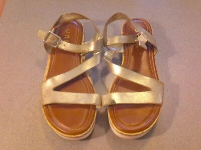 SANDALIAS DE VERANO DE PLATAFORMA PLANA DE CUERO DORADO PARA MUJER DE DISEÑO UNISA EE. UU. 9M Foto 1 de 4