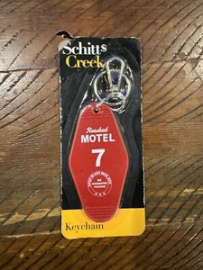 2024 Innovative Designs | Schitt’s Creek Schlüsselanhänger | Rosebud Motel Room 7 | Neu! - Bild 1 von 2