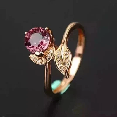 Anillo de boda solitario de zafiro rosa creado en laboratorio redondo de 2 quilates enchapado en oro rosa de 14 quilates Foto 1 de 4