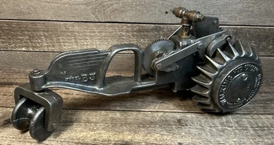 Tractor aspersor de césped para caminar de hierro fundido National B3 de colección Lincoln Nebraska Foto 1 de 4