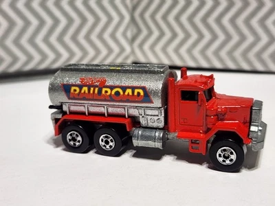 Hot Wheels 1979 Peter Built Railroad Tanker With Hoses - Image 1 of 4