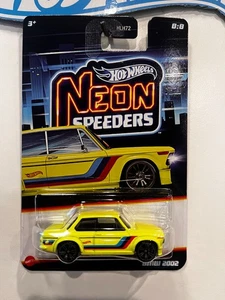 BMW 2002 8/8 velocidades neón JCB07 Chase 2025 Hot Wheels amarillo con base metálica - Imagen 1 de 1