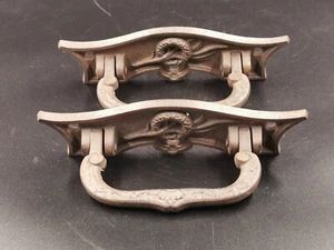 ANCIENNE PAIRE POIGNEES DE PORTE EN FONTE Gravées DC - Picture 1 of 5