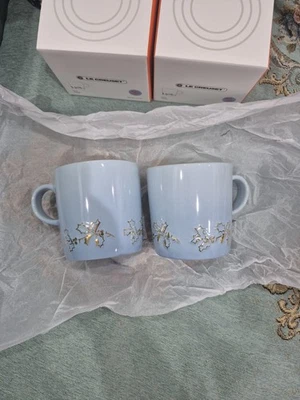 Juego de 2 tazas Le Creuset Holly Collection apliques dorados Londres azul costero Foto 1 de 4