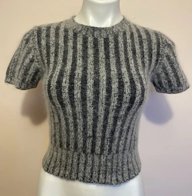 Suéter corto a rayas gris difuso de seda angora mainframe corto Slv de colección XS/S Foto 1 de 4