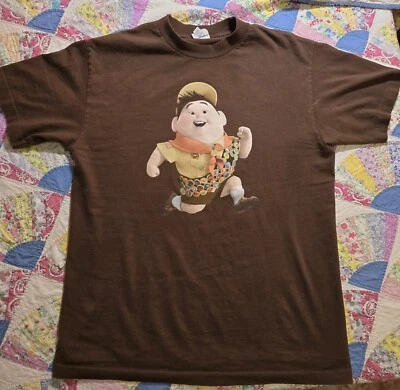 Camiseta Promocional Disney Pixar Up Russell Cast & Crew Extremadamente Rara M Y2K De Colección  Foto 1 de 4