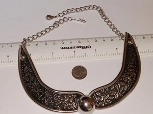 DE COLECCIÓN "PANELES DE HOJAS" CON BOLA CENTRAL DE 3/4" TONO PLATEADO CON COLLAR NEGRO 16" - Imagen 1 de 5
