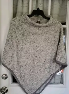 Poncho donna Johnston & Murphy nuovo con etichette cappuccio/collo a tartaruga taglia unica maglia grigio erica - Foto 1 di 7
