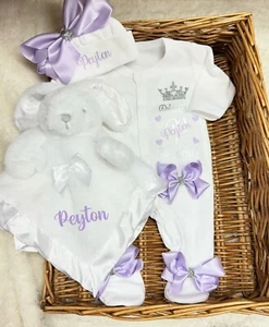 Neugeborenes Baby Mädchen Schlafanzug Mütze weiß Hase Kaninchen personalisiert lila Schleifen - Bild 1 von 5