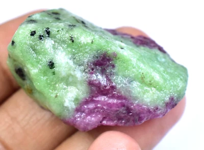Rubí natural de la mejor calidad en zoisita 147,0 CT certificado sin tratar muestra áspera Foto 1 de 4