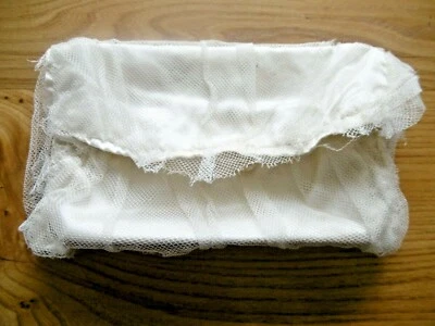 Petite pochette faite main en tulle et satin - Photo 1/4