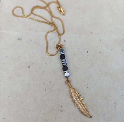 男式羽毛项链金色赤铁矿珠复古现代主义时尚礼物 — 第 1/4 张图片