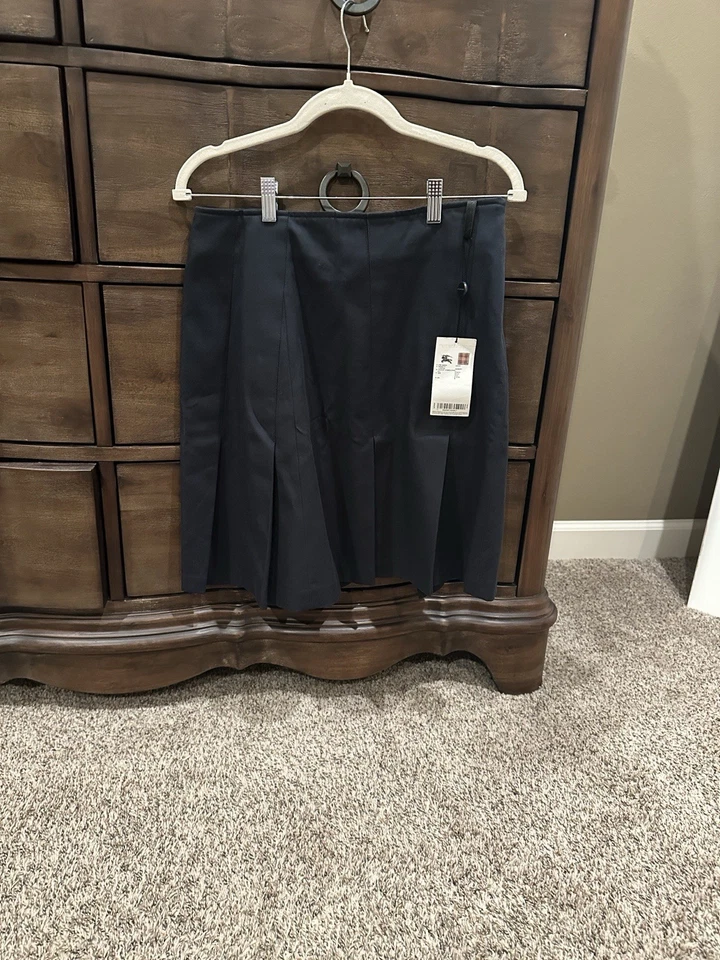 Falda plisada azul marino Burberry para mujer Foto 1 de 4