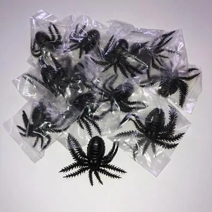 12 SCHWARZE 1,5" SPINNEN MIT SAUGNAPF HALLOWEEN PROP DEKORATION JA68 - Bild 1 von 4