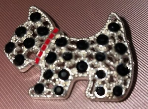 Broche Scottie Dog Scottish Terrier pedrería negra y cuello rojo tono plateado - Imagen 1 de 3