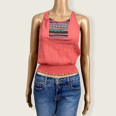 Camiseta sin mangas recortada bordada azteca Mossimo talla XS rosa coral encaje calado espalda Foto 1 de 4