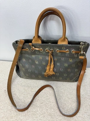 "Raro bolso de mano Dooney & Bourke con logotipo de firma cuero lona borla gris 12x7""" Foto 1 de 4