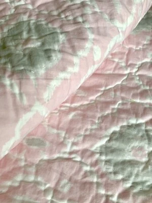 Edredón Pottery Barn Kids Rosa Claire Ikat Cuna Niño 36”x52” Rosa Blanco Gris Foto 1 de 4