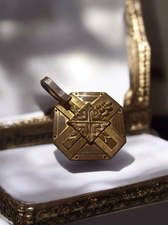 Plaque Octogonale en Laiton Motifs Religieux & Naturels - XIXe XXe siècle - Photo 1/1