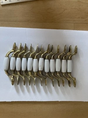 12 tiradores de cajón/armario vintage de metal/latón brillante y cerámica blanca MCM. Foto 1 de 4