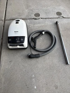 Miele S428i Bodenstaubsauger mit Schlauch getestet funktioniert weiß - Bild 1 von 4