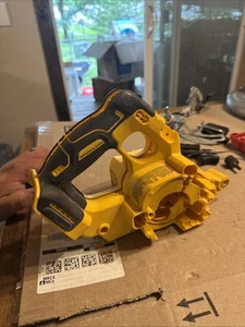 CARCASA DEWALT PARA SIERRA CIRCULAR DCS570 DCS573 DCS574 XR 20V-60V 7-1/4 N462731 - Imagen 1 de 5