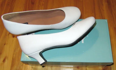 Array 9W bomba de biqueira arredondada superior de couro branco 2 1/4" salto novo na caixa bom! - Imagem 1 de 4