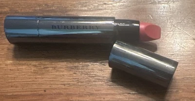 Lápiz labial de larga duración Burberry en forma de besos completos y labios completos flor de cerezo 509 Foto 1 de 2