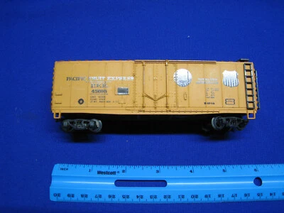 HO Scale Roco Pacific Fruit Express Box Car - Freight Train - Image 1 of 4