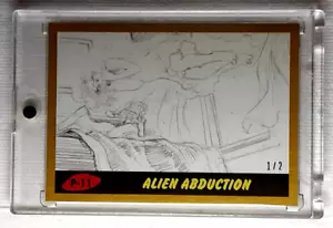 MARS ATTACKS THE REVENGE 2017 GOLD BOARDER CARD P11 ALIEN ABDUCTION - Picture 1 of 2