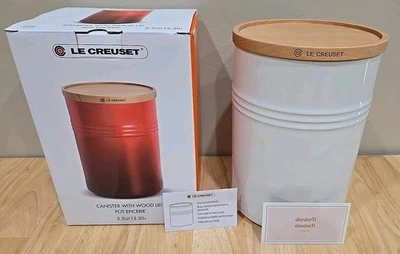 Bote de gres Lecreuset de 2,5 cuartos con tapa de madera 8" de alto 5,51" de ancho BLANCO NUEVO EN CAJA Foto 1 de 4