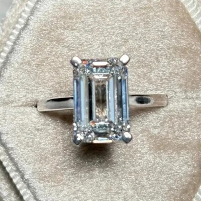 Anillo de compromiso nupcial con halo oculto de moissanita esmeralda de 4 quilates enchapado en oro blanco de 14 quilates Foto 1 de 4