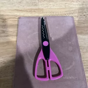 Scissors Wavy Cut Pink Handle 7” Long - Picture 1 of 4